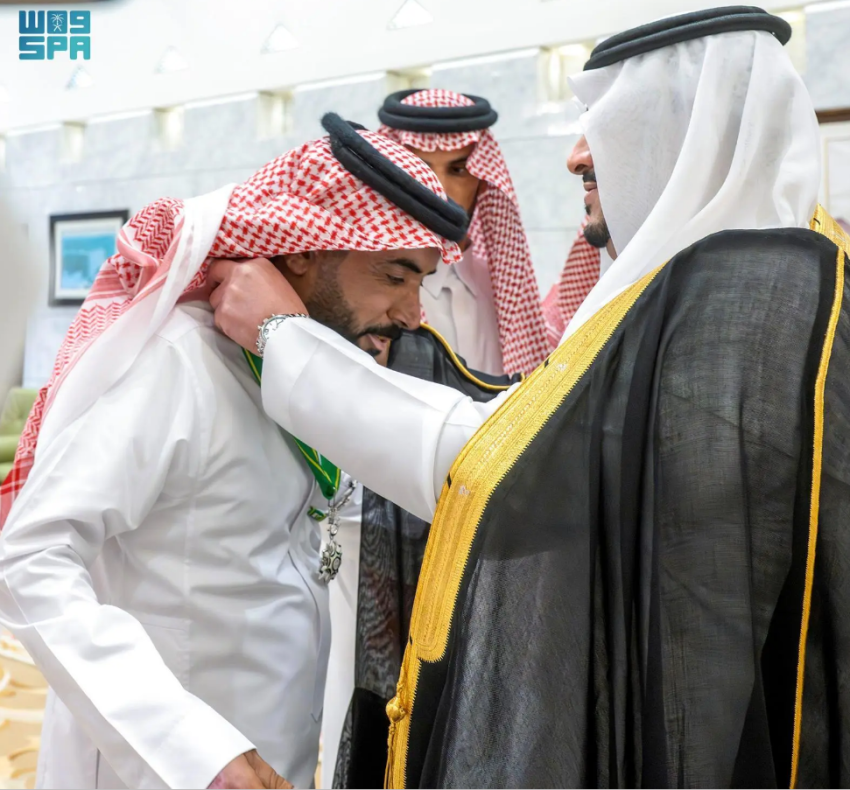 إنفاذًا-لأمر-خادم-الحرمين-وولي-العهد.-نائب-أمير-الرياض-يُسلم-وسام-الملك-عبدالعزيز-للمواطن-ماهر-الدلبحي