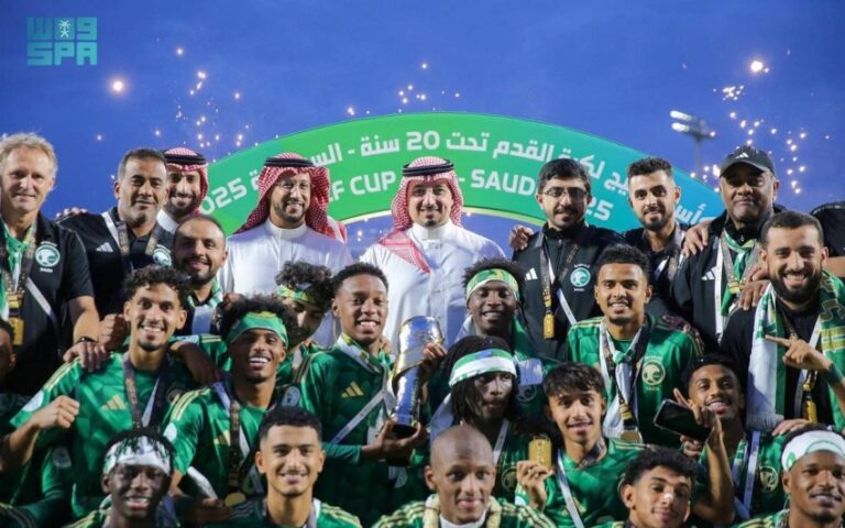 نائب-أمير-عسير-يتوّج-المنتخب-السعودي-تحت-19-عامًا-بكأس-الخليج-في-نسخته-الأولى