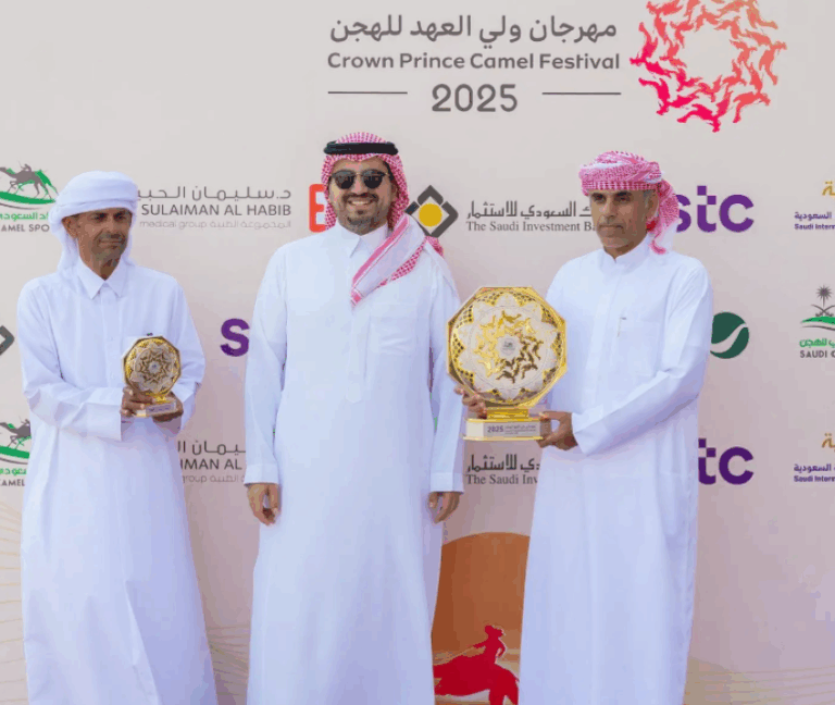 فهد-بن-جلوي-يتوّج-الفائزين-بمهرجان-ولي-العهد-للهجن-على-ميدان-الطائف