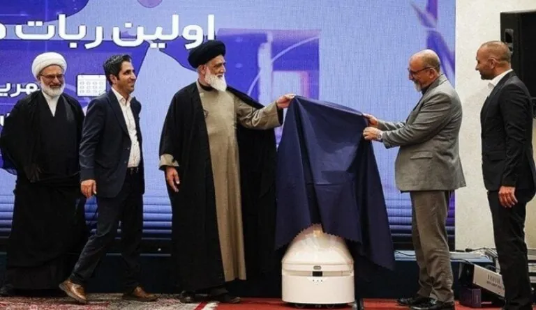 إيران-تكشف-النقاب-عن-أول-روبوت-يعمل-محامياً