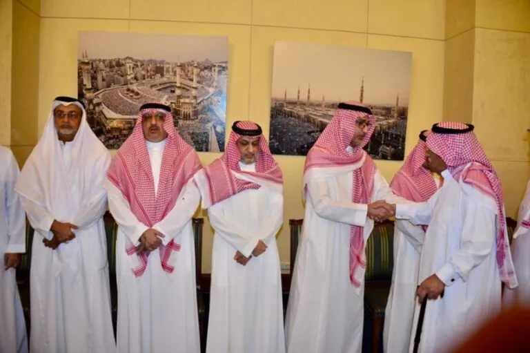 آسرتا-العطاس-وبن-لادن-تستقبلان-المواسين-في-وفاة-فقيدهم