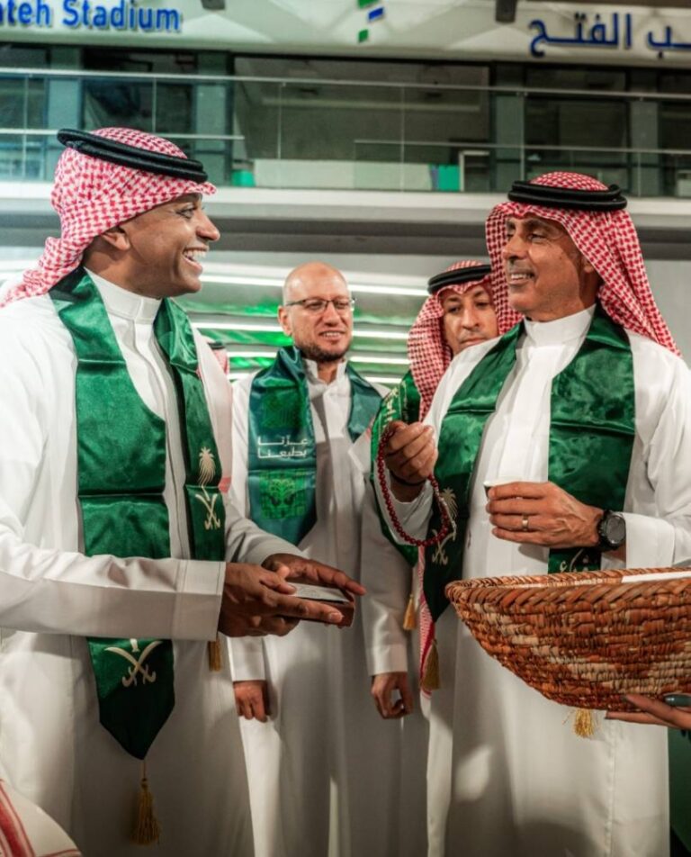 إدارة-نادي-الفتح-واللاعبين-يحتفلون-باليوم-الوطني