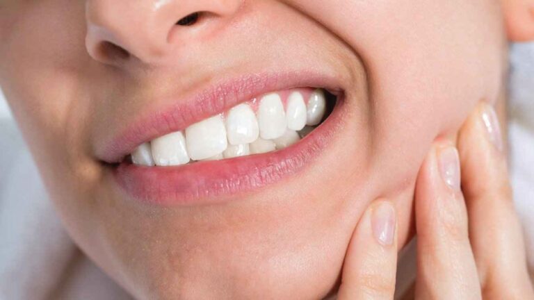 4-مفاهيم-خاطئة-عن-صحة-الأسنان.-منها-المضمضمة-بزيت-الزيتون