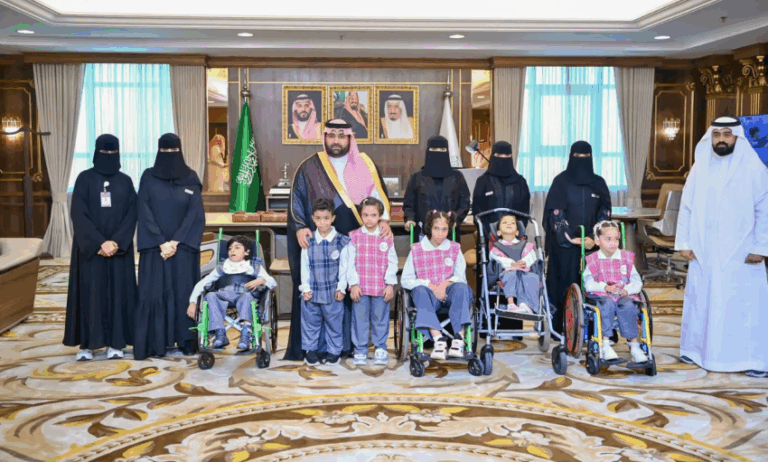 أمير-جازان-يطلع-على-البرامج-التأهيلية-لمركز-ذوي-الإعاقة-للأطفال-المستهدفين-بخدماته