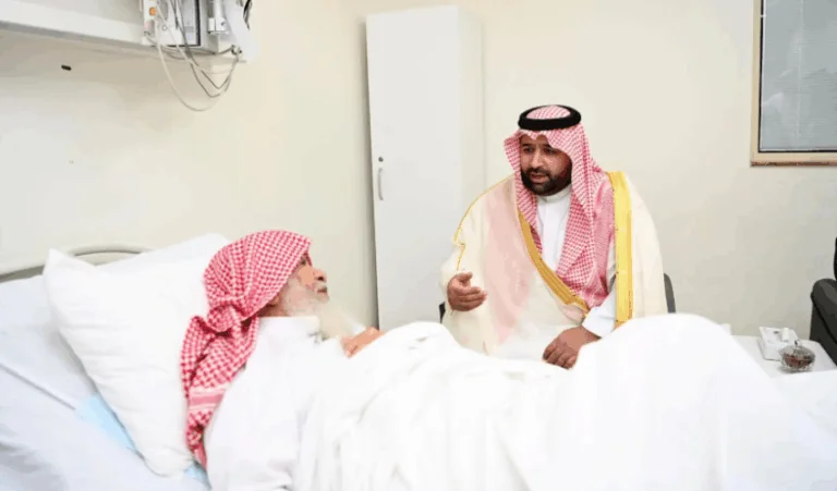 أمير-جازان-ونائبه-يطمئنان-على-صحة-الشيخ-العامري