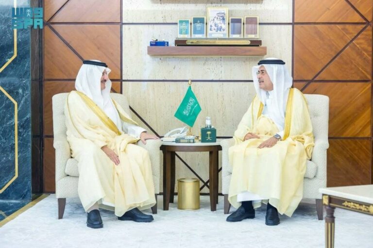 أمير-الشرقية-يستقبل-رئيس-أرامكو-ويطّلع-على-تقرير-ملعب-أرامكو