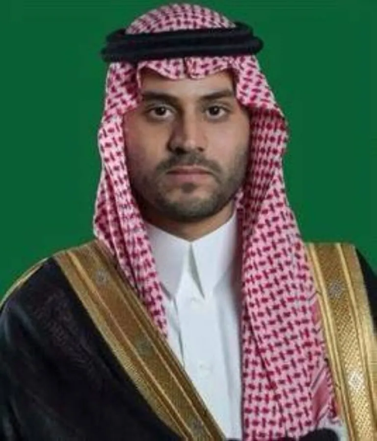 نائب-أمير-حائل-يقدّم-واجب-العزاء-لأسرة-المهيزع