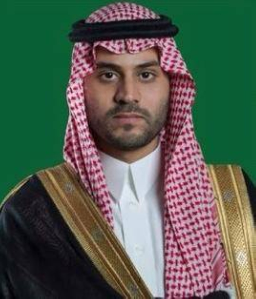 نائب-أمير-حائل-يقدّم-واجب-العزاء-لأسرة-المهيزع