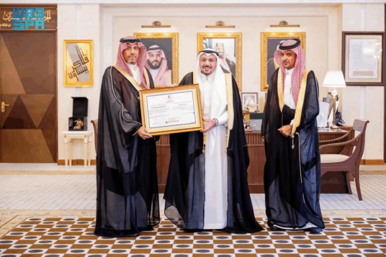الأمير-فيصل-بن-مشعل-يتسلّم-شهادة-الامتثال-الإسعافي-لإمارة-القصيم-ضمن-مشروع-معاذ