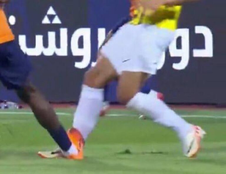 3-قرارات-مثيرة-للجدل-لفيصل-البلوي-في-مباراة-الفيحاء-والاتحاد