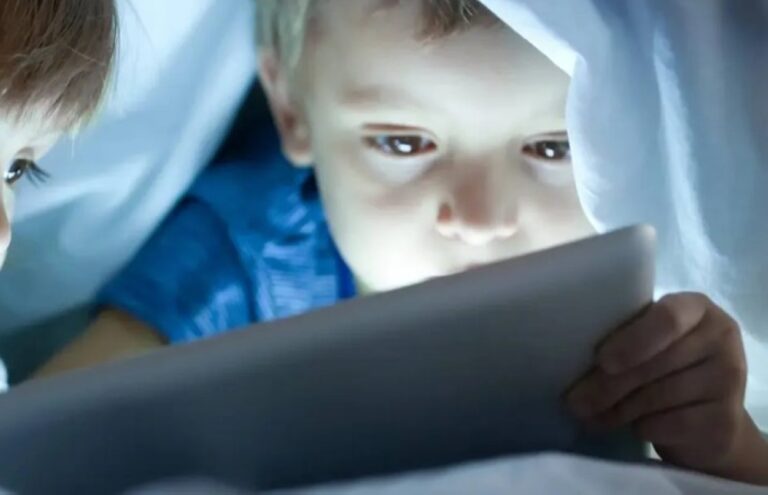 دراسة:-قضاء-الأطفال-وقتًا-طويلًا-أمام-الشاشات-يقلص-تحصيلهم-الدراسي