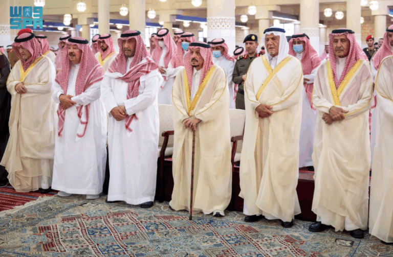 أمير-الرياض-يؤدي-صلاة-الميت-على-الأميرة-نوف-بنت-سعود