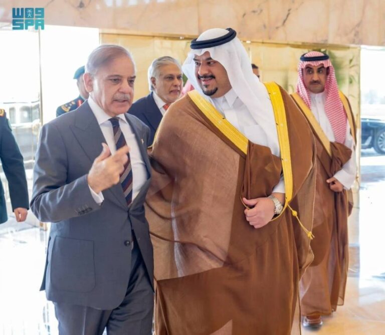 رئيس-وزراء-باكستان-يغادر-الرياض-وفي-مقدمة-مودعيه-نائب-أمير-المنطقة
