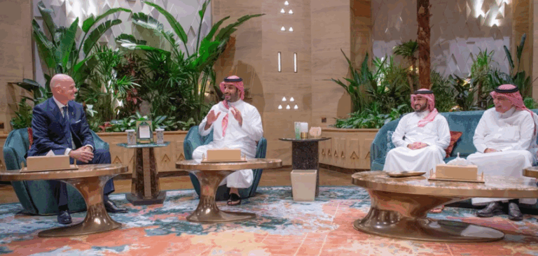ولي-العهد-يلتقي-رئيس-الاتحاد-الدولي-لكرة-القدم-ويستعرضان-مجالات-التعاون-الرياضي
