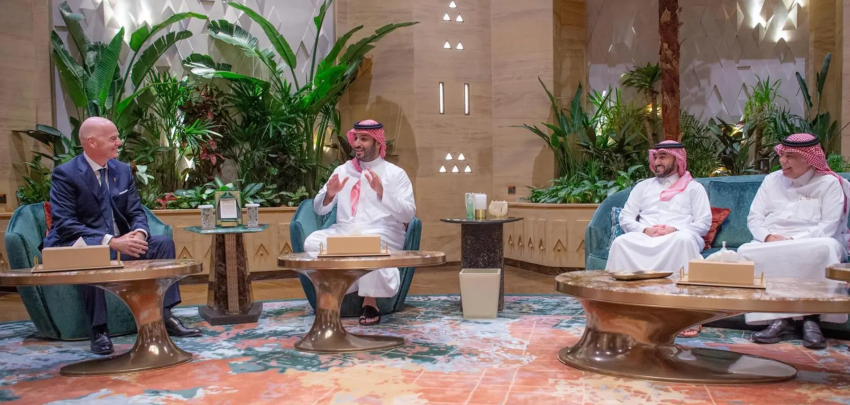 ولي-العهد-يلتقي-رئيس-الاتحاد-الدولي-لكرة-القدم-ويستعرضان-مجالات-التعاون-الرياضي