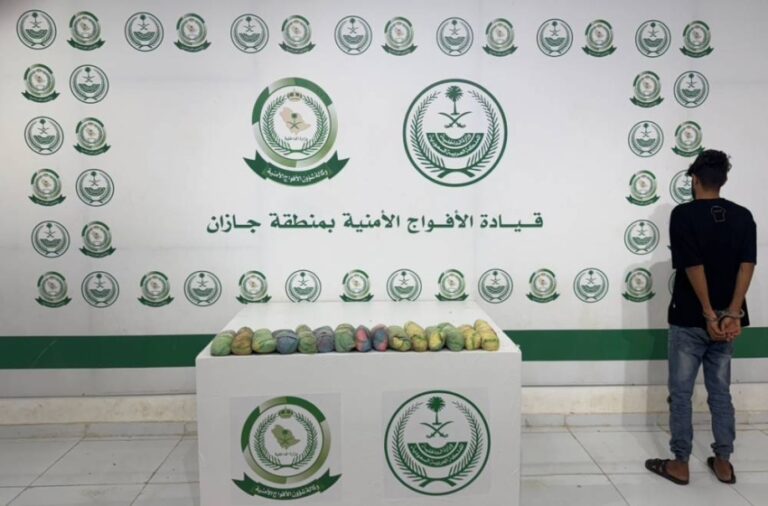 الأفواج-الأمنية-بجازان-تقبض-على-مخالف-لتهريبه-(6)-كيلو-جرامات-من-القات-المخدر