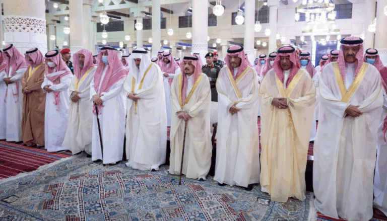 أمير-الرياض-يؤدي-صلاة-الميت-على-الأمير-خالد-بن-محمد-بن-تركي