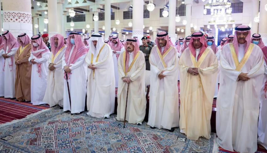 أمير-الرياض-يؤدي-صلاة-الميت-على-الأمير-خالد-بن-محمد-بن-تركي