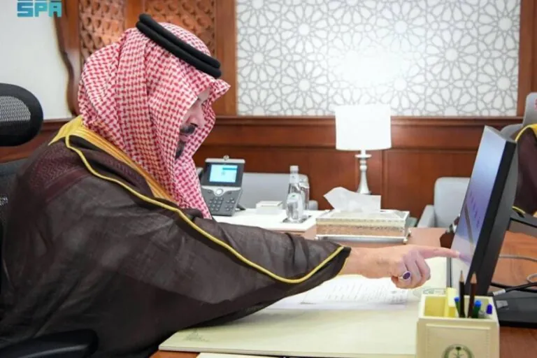 أمير-المدينة-يدشِّن-مشروع-«الحافلة-الذكية-المتنقلة»