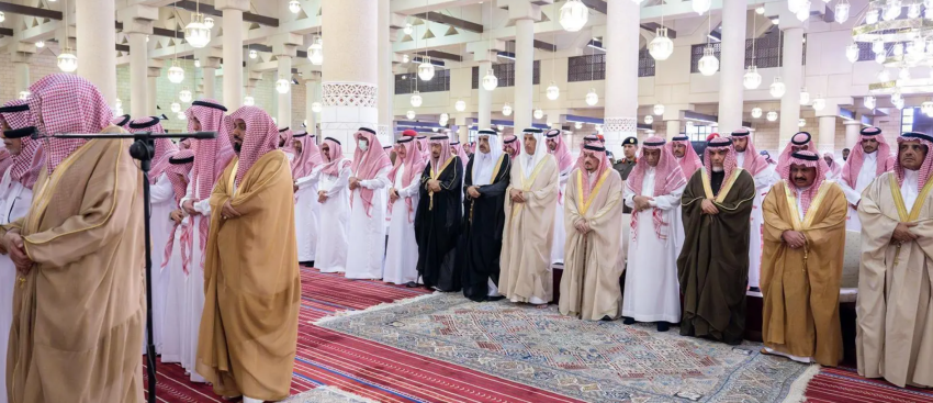 أمير-الرياض-يؤدي-صلاة-الميت-على-الأمير-فهد-بن-سعود-بن-محمد-بن-مقرن