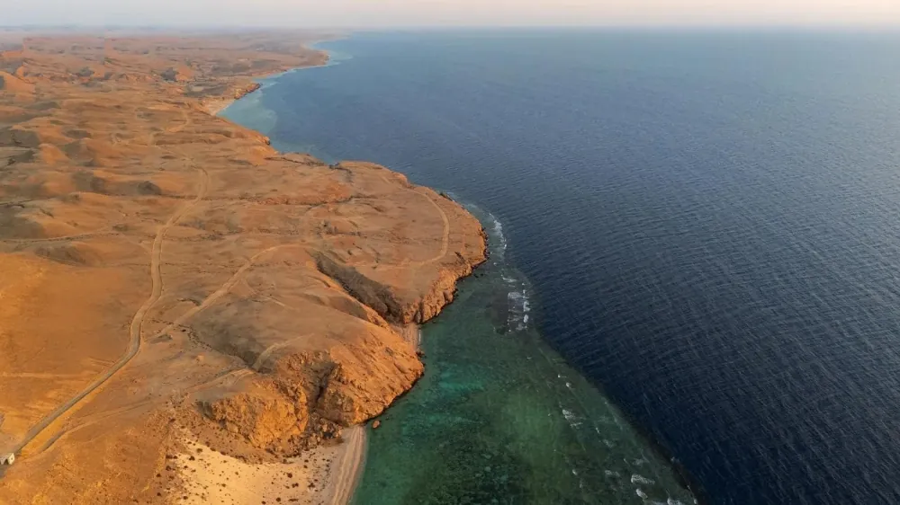 وادي-أم-الطين-في-الوجه.-مشهد-فريد-يجمع-بين-الجبال-والساحل-البحري