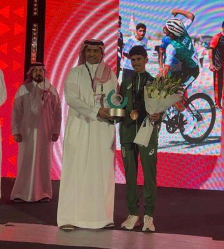 اتحاد-الدراجات-يكرم-الخليفة-لاعب-نادي-العدالة