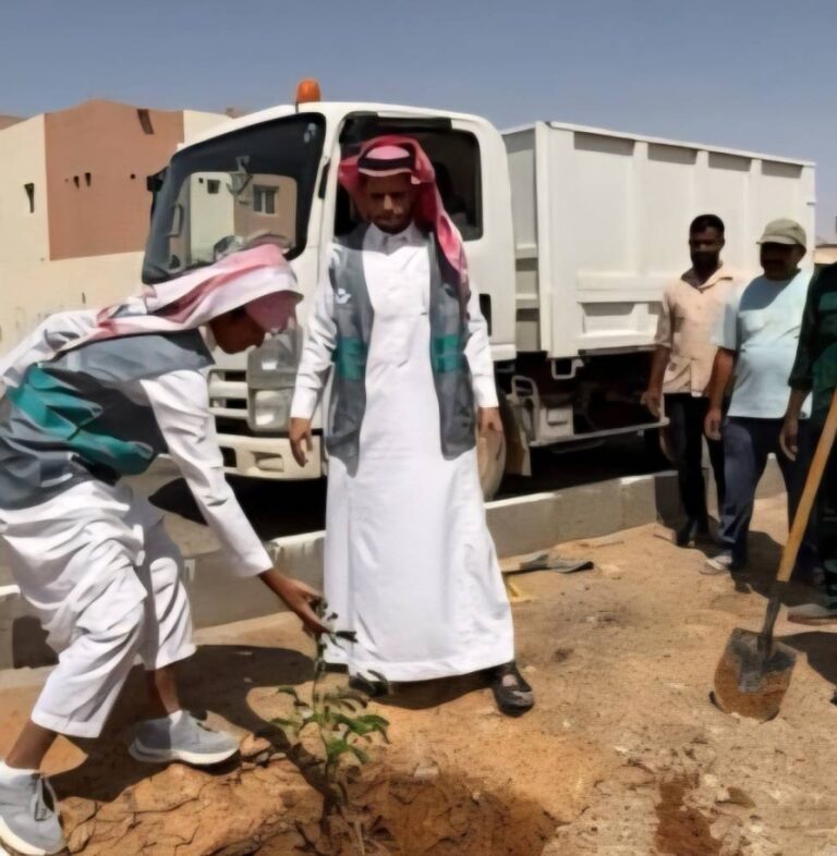 بالشراكة-مع-طلاب-الثانوية-بلدية-الخرمة-تزرع-2000-شتلة