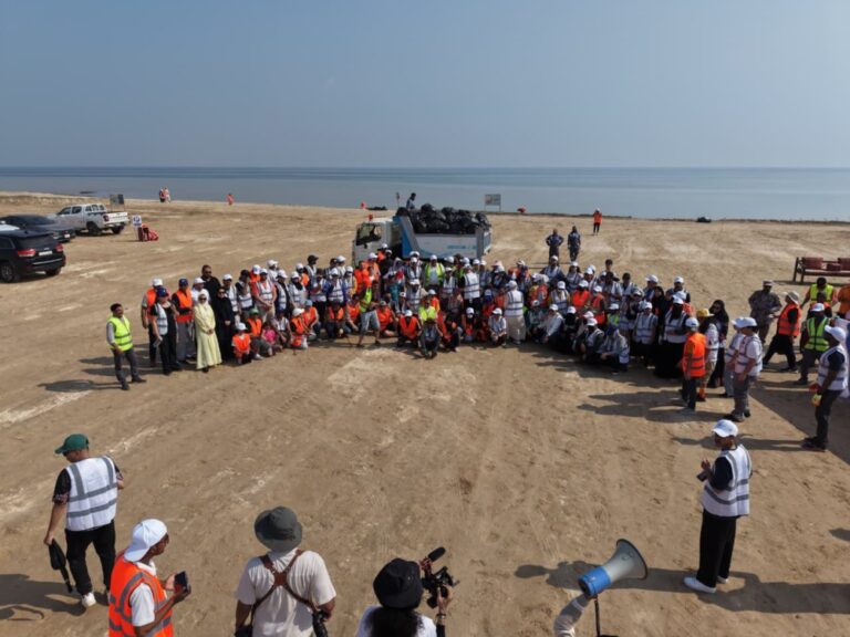 صور|-بمشاركة-15-جنسية.-متطوعون-ينظفون-120-ألف-م-2-بشاطئ-العقير