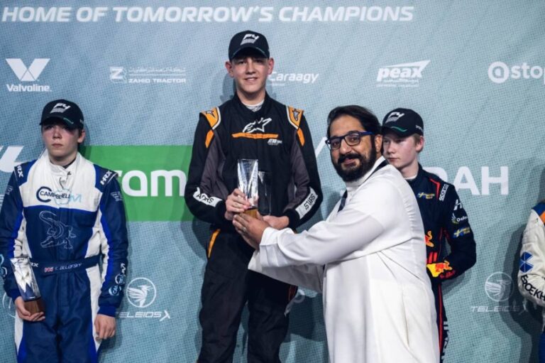 الأبطال-يعتلون-منصة-التتويج-في-السباق-الافتتاحي-للجولة-الثالثة-من-بطولة-الفورمولا4