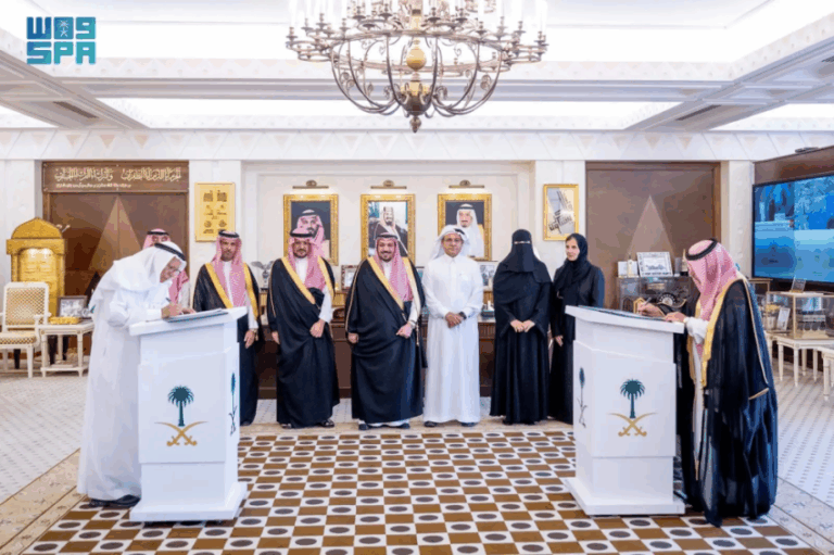 أمير-القصيم-يرعى-توقيع-مذكرة-تعاون-لتطوير-مسارات-المشي-والهايكنج-بين-إمارة-المنطقة-وجمعية-درب