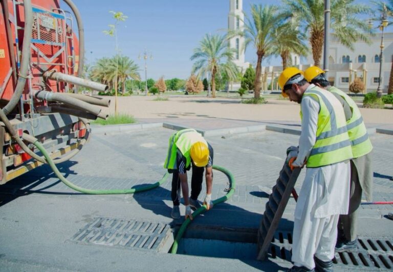 أمانة-تبوك-تنهي-تنظيف-وصيانة-3762-منهل-ومصيدة-لشبكات-تصريف-الأمطار