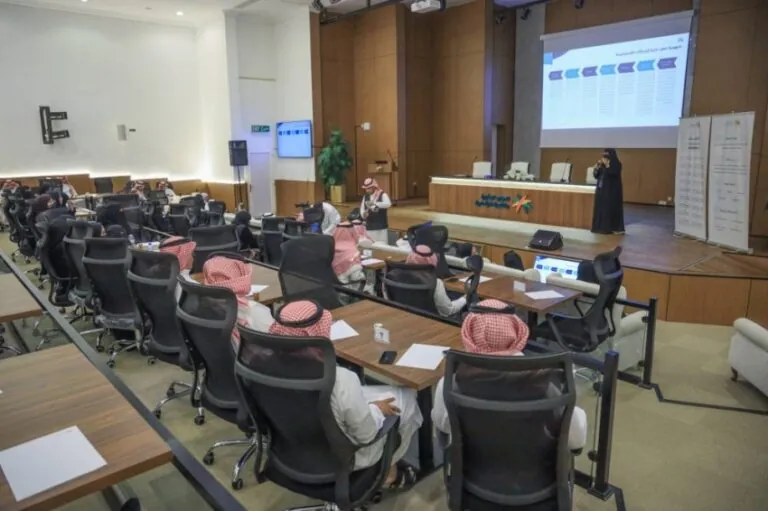 الموارد-البشرية-تنظم-ورشة-عمل-التوعية-باستراتيجية-الوزارة-المحدثة-لعام-2025م