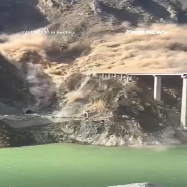 بالفيديو.-لحظة-انهيار-جزئي-لجسر-شُيد-حديثًا-في-الصين