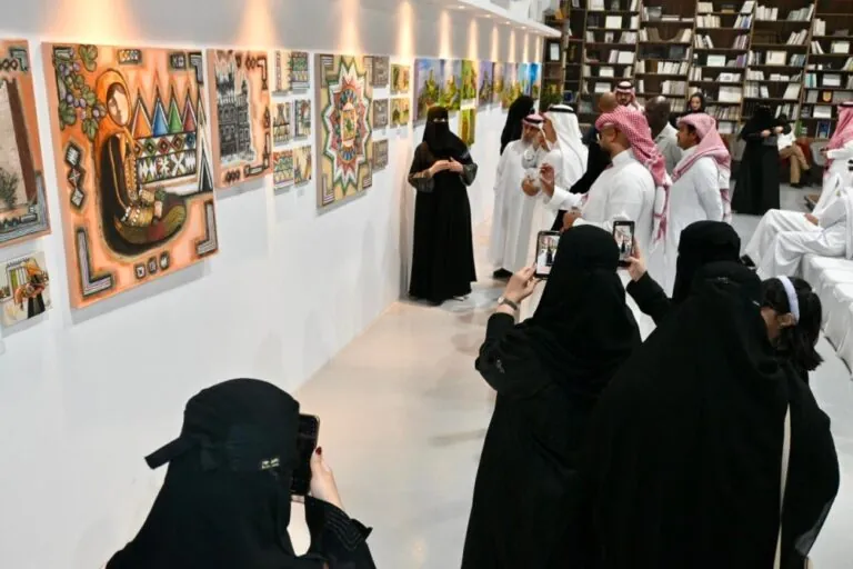 صور.-أكثر-من-60-عملًا-فنيًا-للفنانات-التشكيليات-بمعرض-ثمايل-بالدمام