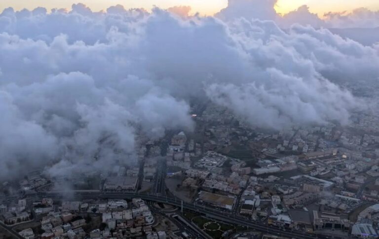 شاهد-بالصور.-السحب-والضباب-يشكلان-لوحة-طبيعية-آسِرة-بمرتفعات-أبها