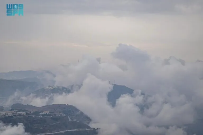 الأمطار-والغيوم-تحوّل-منطقة-الباحة-إلى-لوحة-شتوية-ساحرة