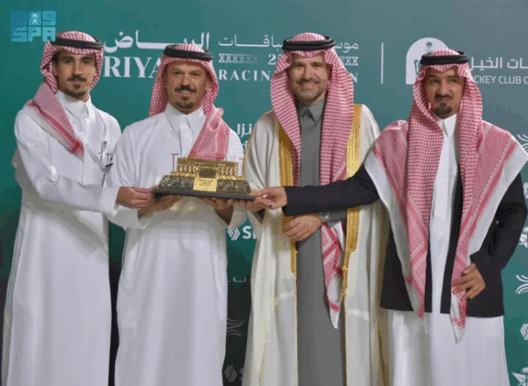 وكيل-وزارة-الداخلية-يتوج-الفائز-بكأس-الوزارة-لسباق-الخيل