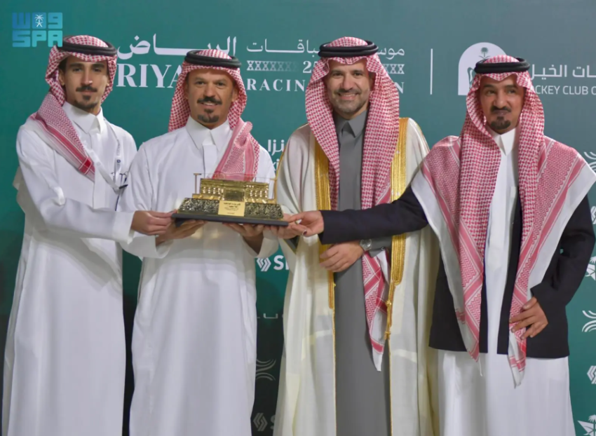 وكيل-وزارة-الداخلية-يتوج-الفائز-بكأس-الوزارة-لسباق-الخيل