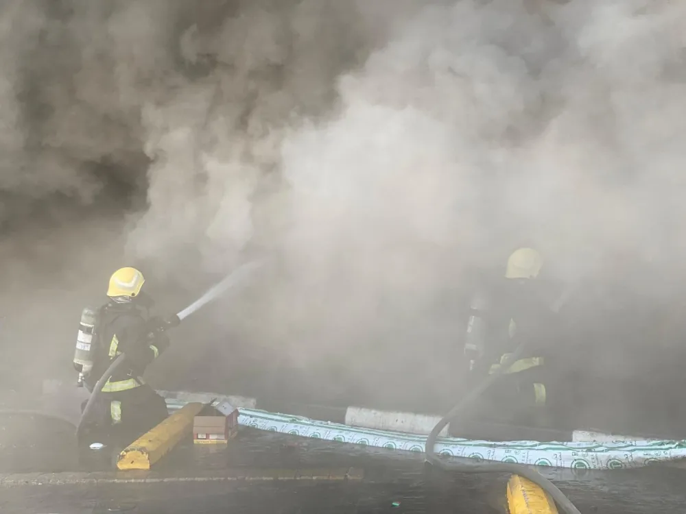 عاجل:-بلا-إصابات.-الدفاع-المدني-يسيطر-على-حريق-في-سوق-الدمام