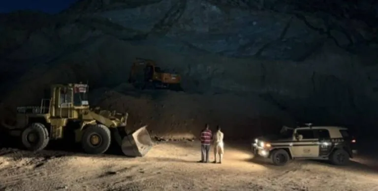 ضبط-مخالفين-لنظام-البيئة-استغلا-الرواسب-في-منطقة-مكة