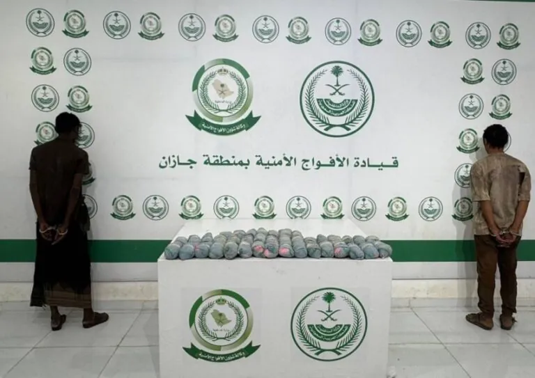 الأفواج-الأمنية-بجازان-تقبض-على-مخالفَيْن-لتهريبهما-(12)-كيلو-جرامًا-من-القات-المخدر