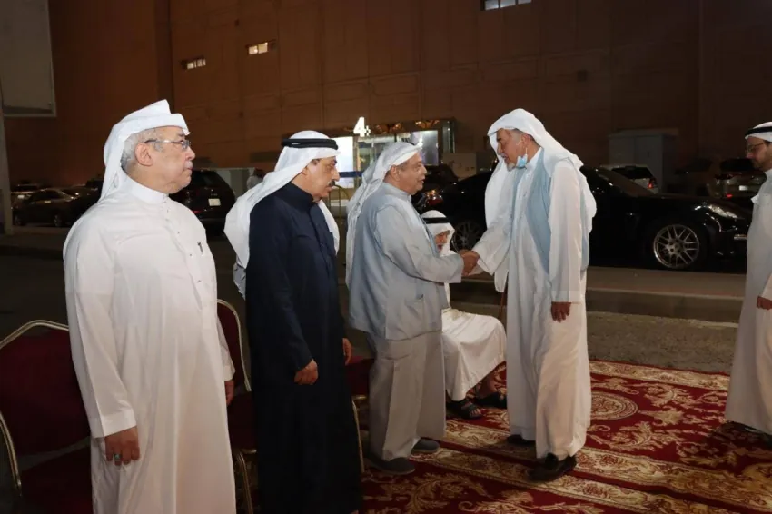 آل-توفيق-يستقبلون-المعزين-بوفاة-عميدهم 