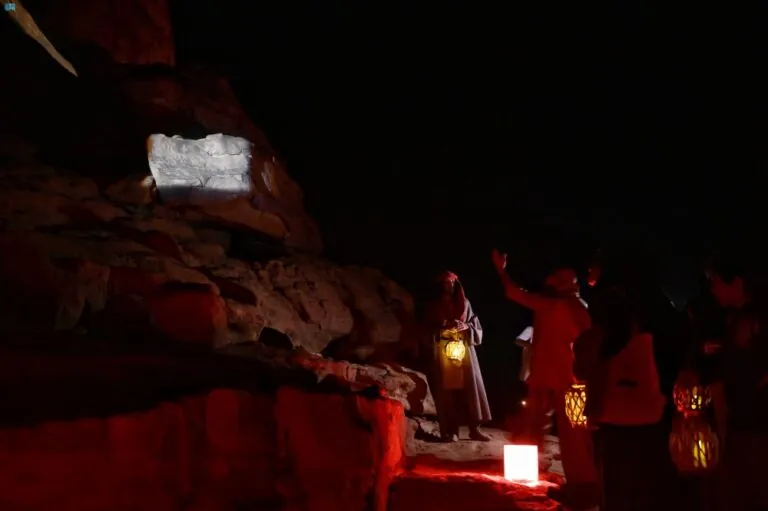 “مساء-جبل-عِكمة”.-تجربة-ساحرة-لاستكشاف-النقوش-القديمة-في-العُلا