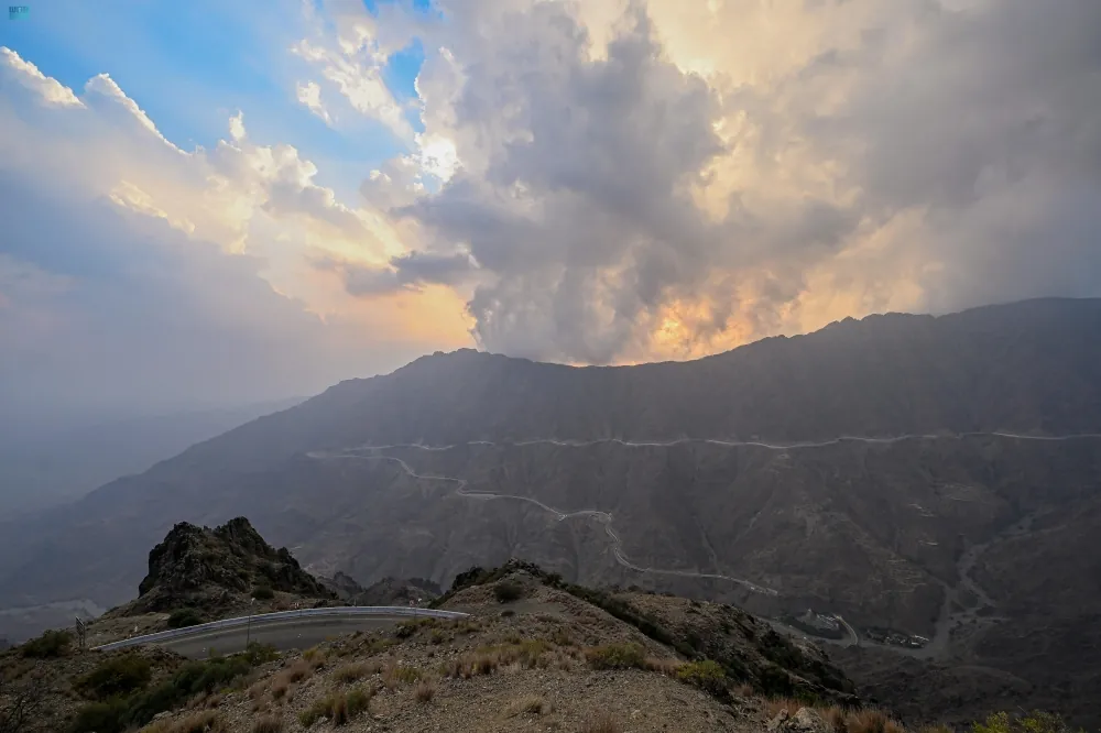 صور|-أجمل-اللوحات-الطبيعية.-السحب-الرعدية-تلامس-الجبال-في-الباحة