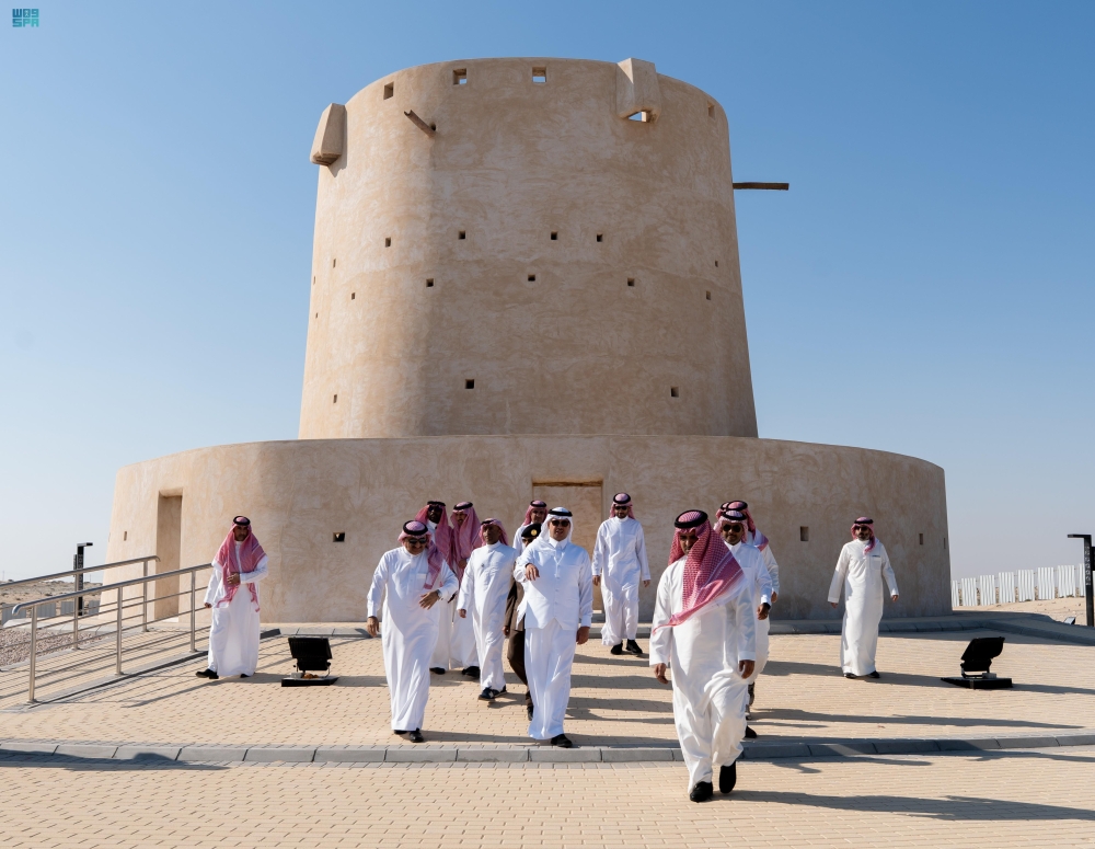 محافظ-الأحساء-يتفقد-تطوير-ميناء-العقير-التاريخي-ويزور-“معسكر-وِرث”