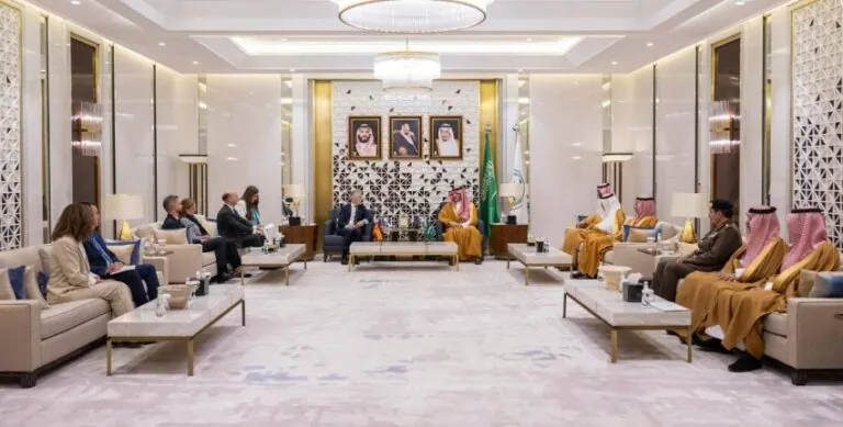 الأمير-عبدالعزيز-بن-سعود-يعقد-جلسة-مباحثات-رسمية-مع-وزير-الداخلية-الإسباني