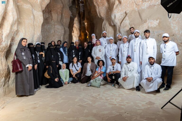 تدريب-متطوعي-“الأحساء-تستاهل”-على-خياطة-البشوت-وتشكيل-الفخار