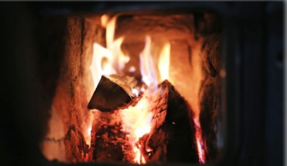 لشتاء-صحي.-تجنب-إشعال-الحطب-للتدفئة-في-الأماكن-المغلقة