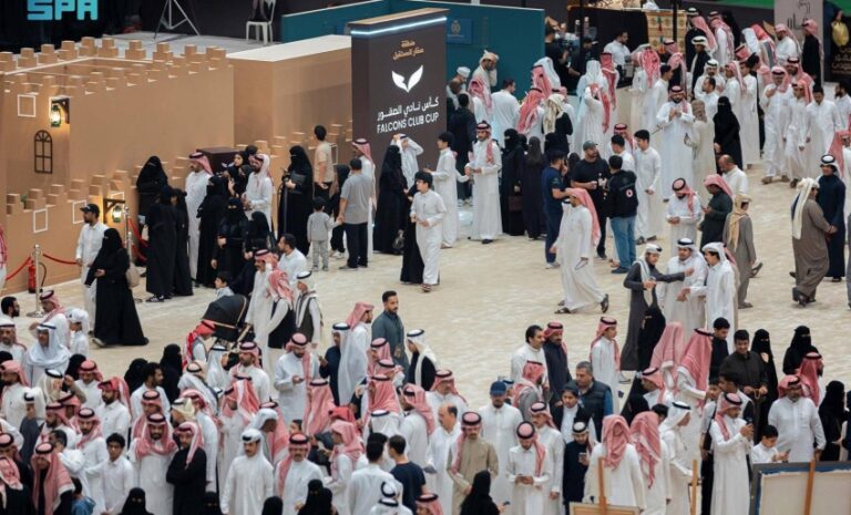 عشاق-الصقور-في-نصف-القمر