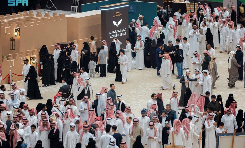 عشاق-الصقور-في-نصف-القمر